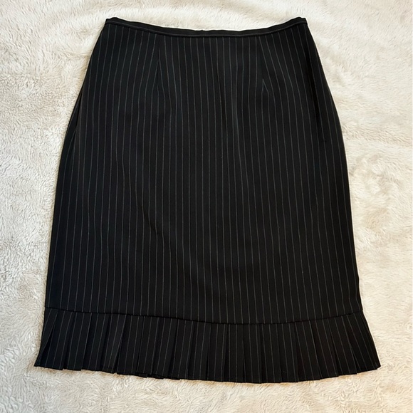 K.C. Spencer New York | Black Pinstriped Pencil Skirt, pleated bottom Size 8 - Picture 3 of 8